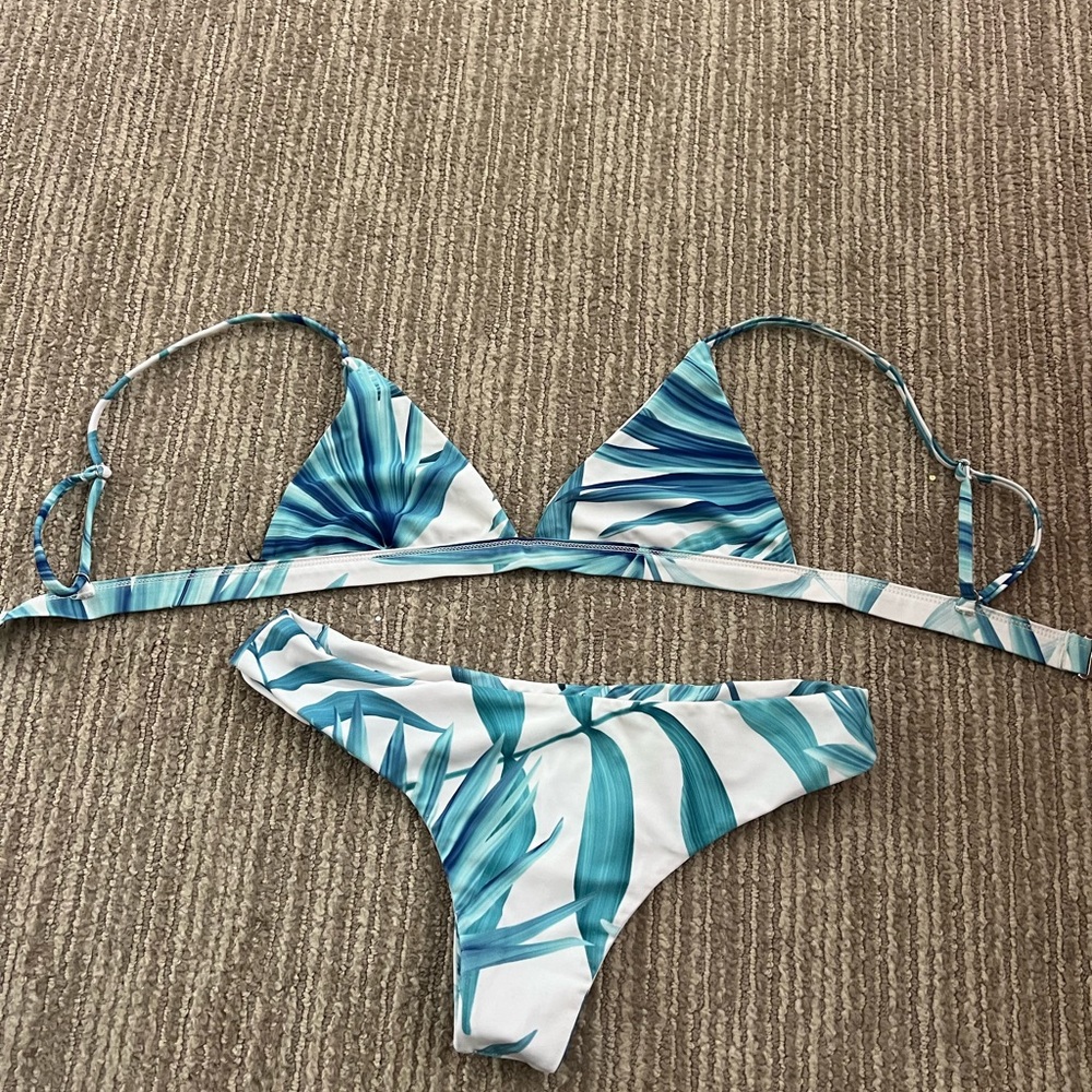 Size small!! Bikini super comfy!!